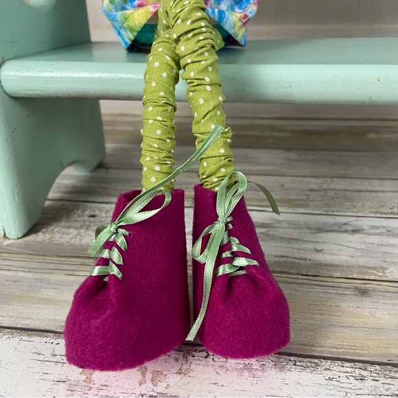 🚫SOLD🚫Tie Dye Hippie Gnome Girl Shelf Sitter Home Decor Hat Bendable Arms Legs - Picture 8 of 13